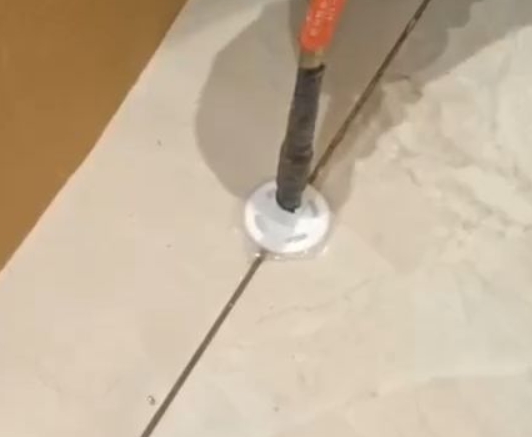 平原瓷砖空鼓维修公司专业解答瓷砖在铺贴过程中，如果没有涂抹均匀到位的粘结材料（如水泥砂浆或瓷砖胶），可能会导致以下问题